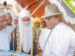 VISITE DU ROI DE KANO NIGERIA AU PRESIDENT BAYE CISS DURANT LES TRAVAUX DE CONSTRUCTION DE L'ESPLANADE DE MEDINA BAYE